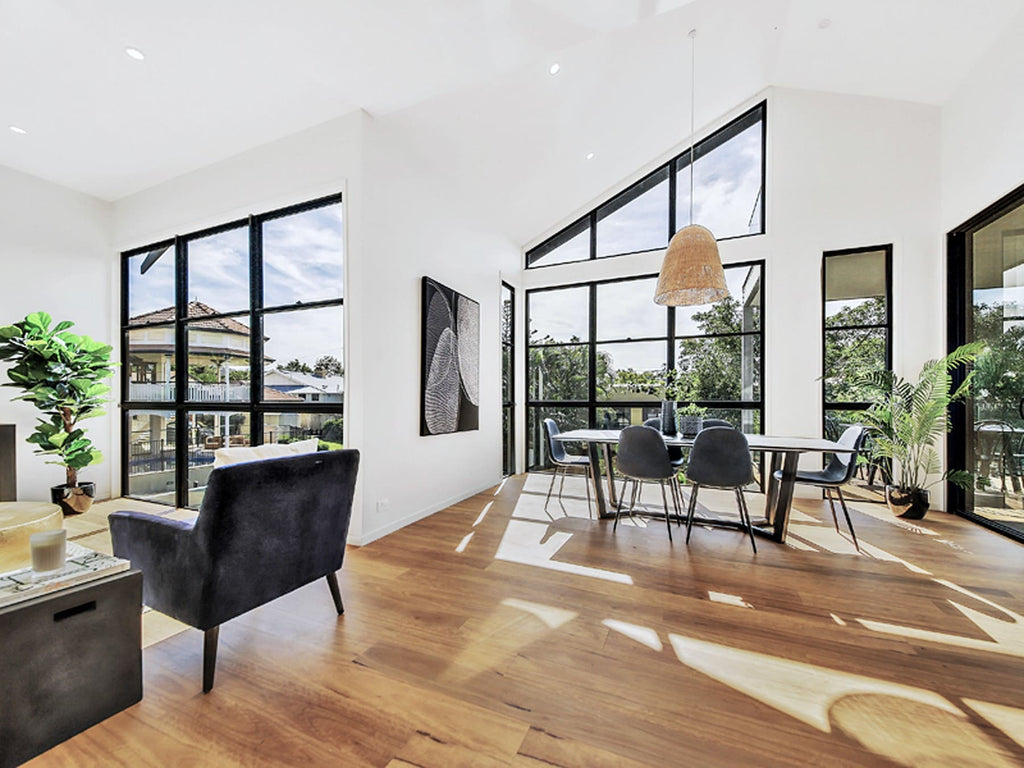 Energy efficient glazing installation with high thermal performance